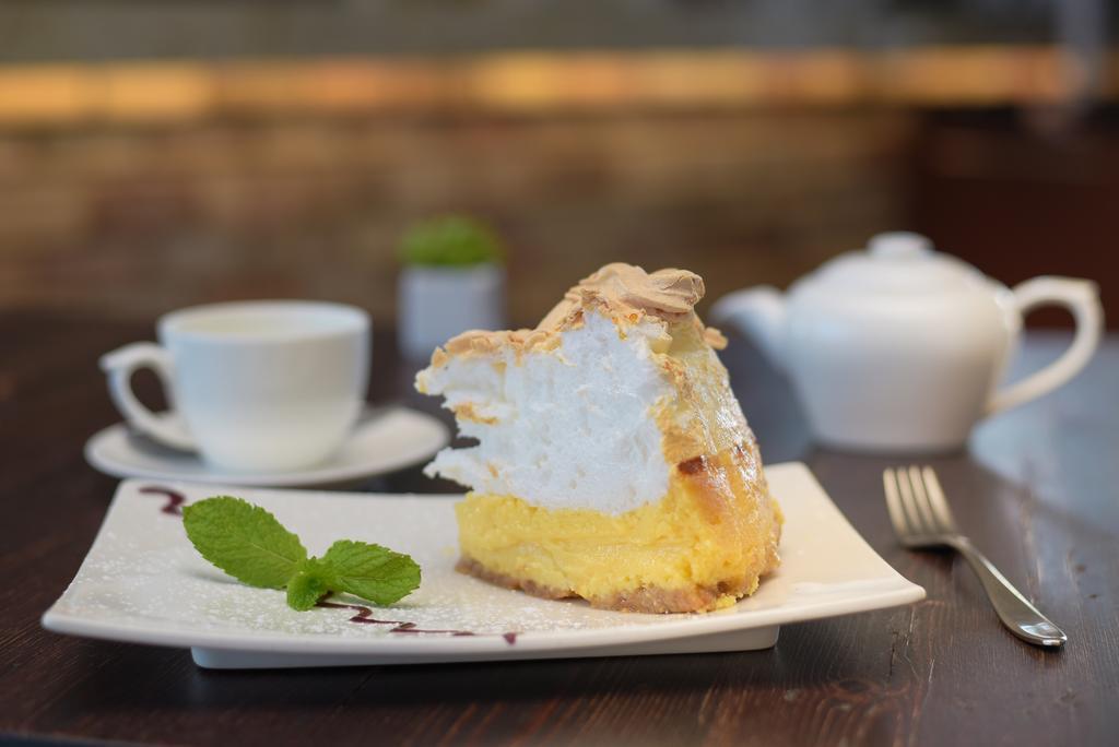 더 터빈 호텔 앤 스파 나이스나 외부 사진 A slice of lemon meringue pie