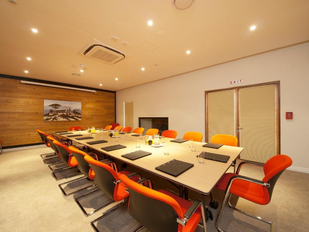 더 터빈 호텔 앤 스파 나이스나 외부 사진 Meeting room at the London offices