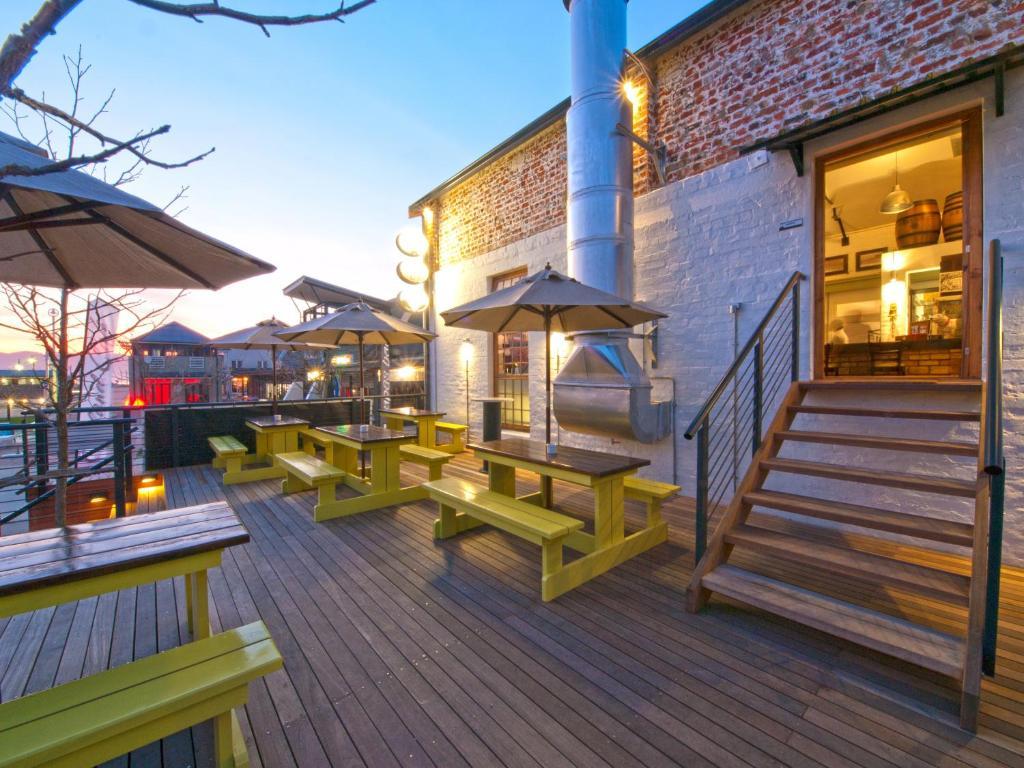 더 터빈 호텔 앤 스파 나이스나 외부 사진 The rooftop bar at the Old Bus Depot, home to the Irish Cultural Centre